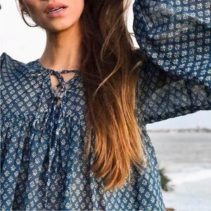 Daughters of India Rashmi Billow Sleeve Blouse Blue and White Sz large